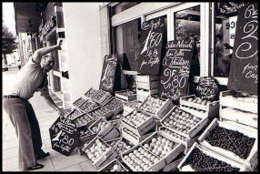 Carlo (fondateur) devant le magasin en septembre 1979